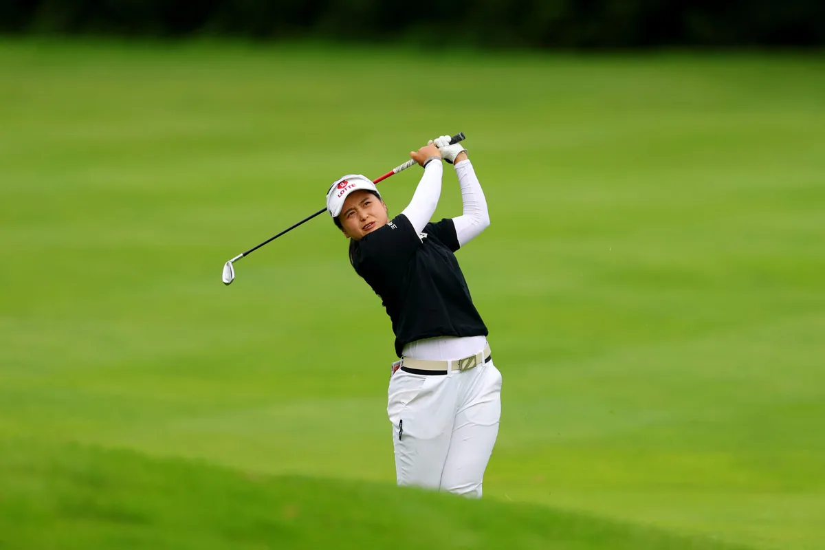 Choi Leads, Kim Resists Wind At Shanghai