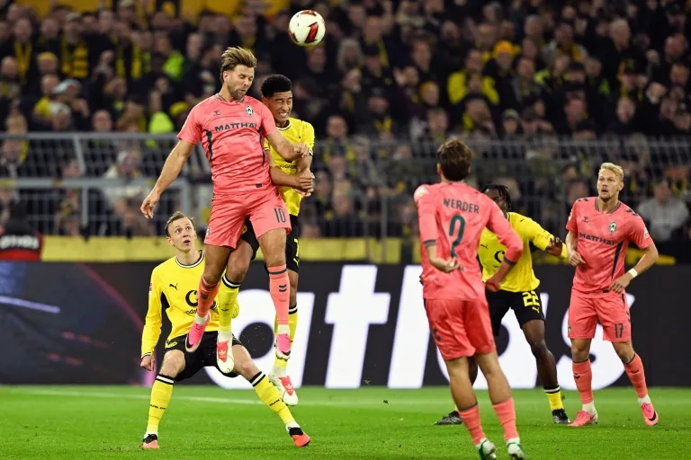 Bremen ties Dortmund with late goals