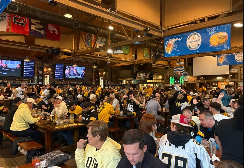 Iowa fans crowd Seattle for Hawkeyes game