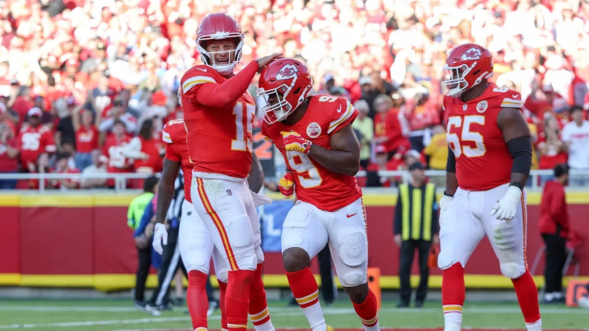 Chiefs extend win streak, Bills edge Raiders