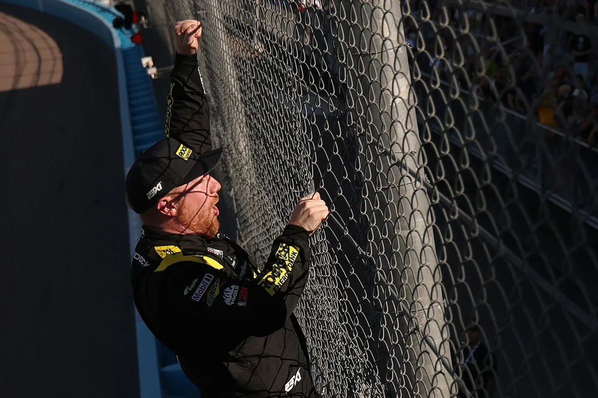 Reddick wins Phoenix race after six-month winless streak