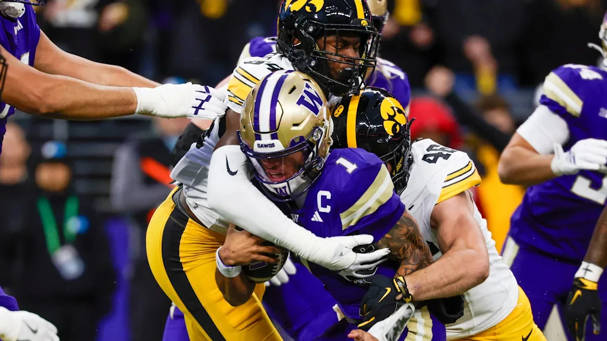 Washington QB exits game with shoulder injury