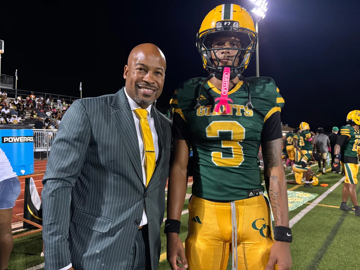 Green Oaks football wins first 6-0 season since 1988