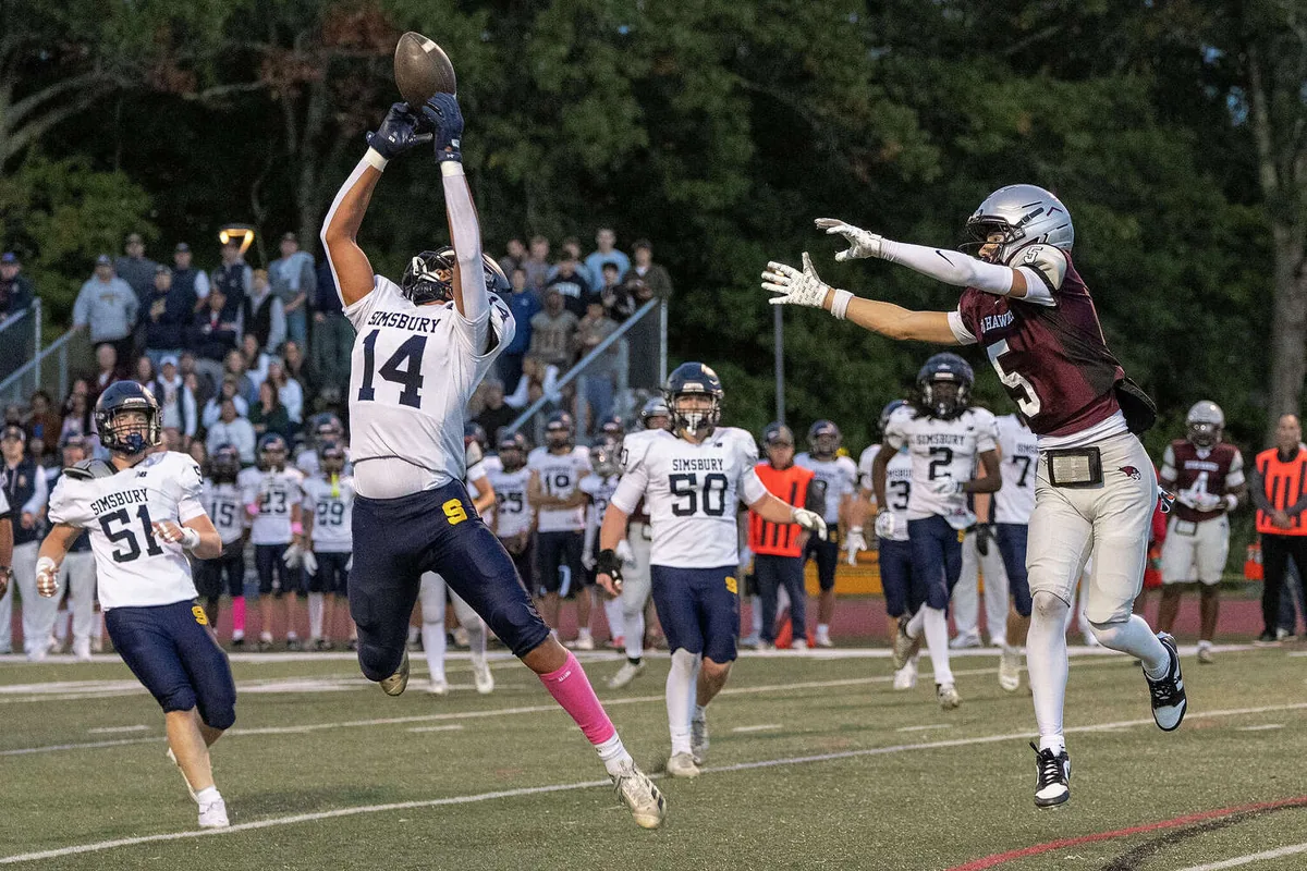 Simsbury Football Dominates Farmington, Extends Win Streak