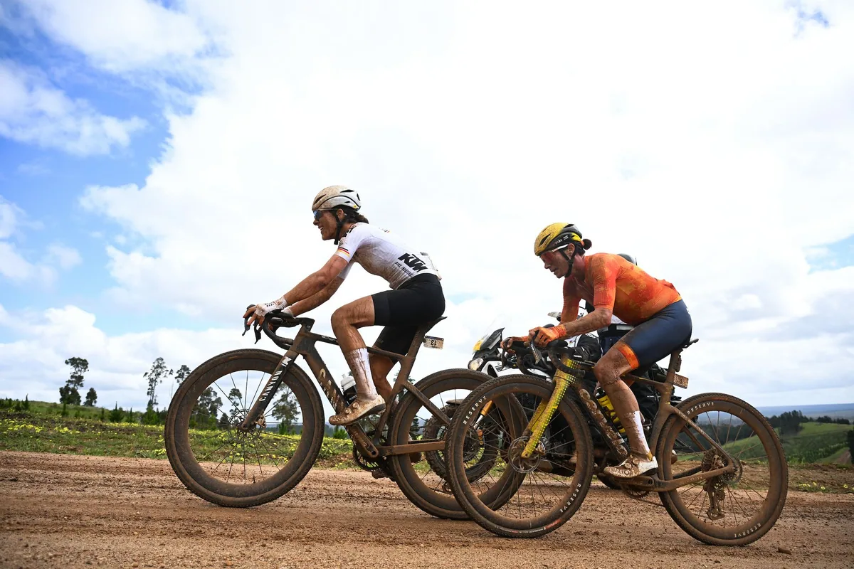 Vos wins gravel title after Klöser crash