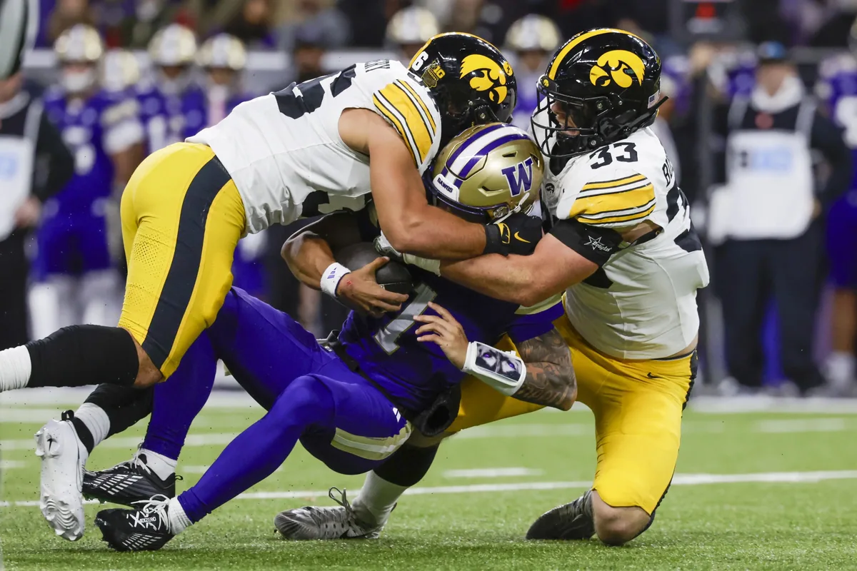 Washington Struggles Against Iowa, Falls 28-14