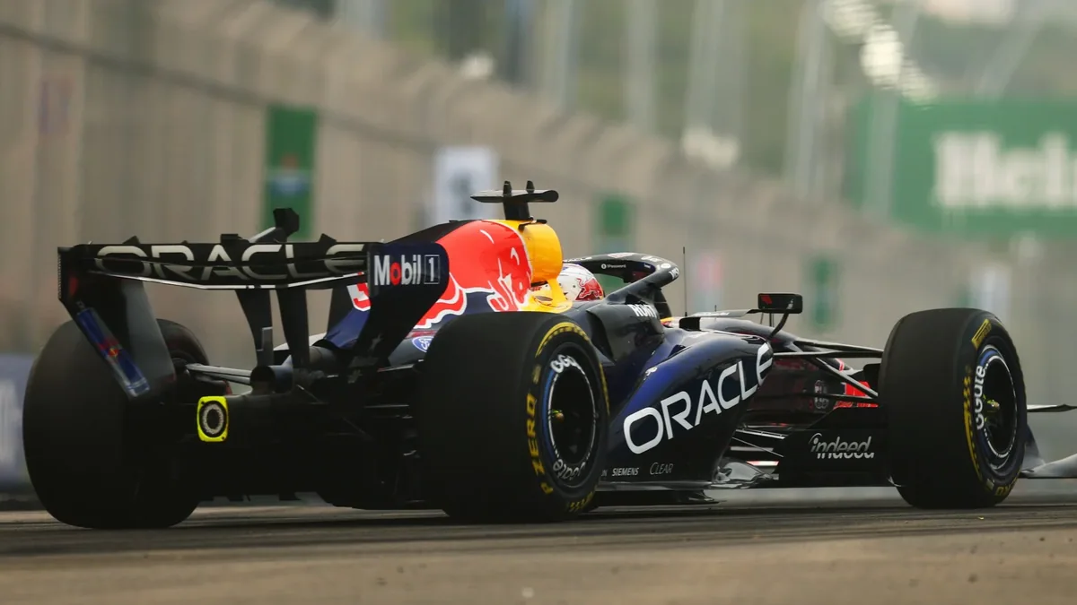 Mercedes splits aerodynamics in Singapore sprint