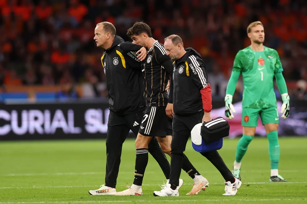 arsenal's pre-match group includes injured players