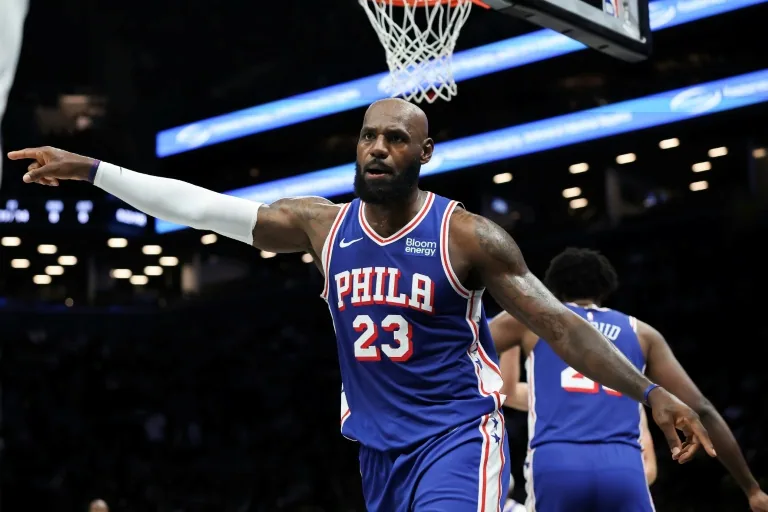 LeBron scores 22 in 76ers pre-season loss
