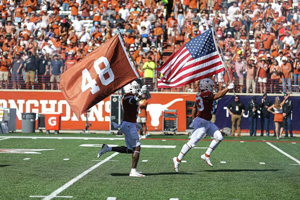 Cowboys LB Wears Ehlinger Jersey Ahead of Red River Rivalry
