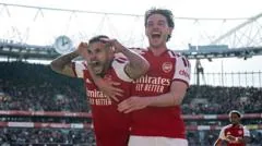 Arsenal's Hincapie Injury Adds Pressure