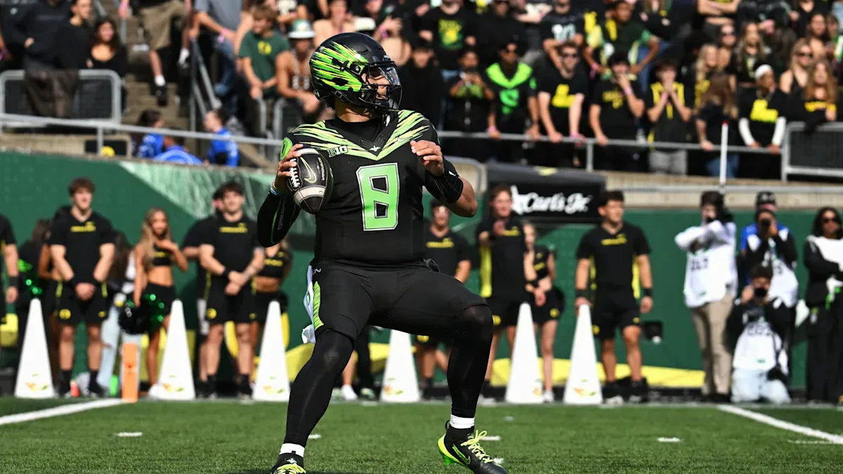 Oregon QB benched after multiple turnovers