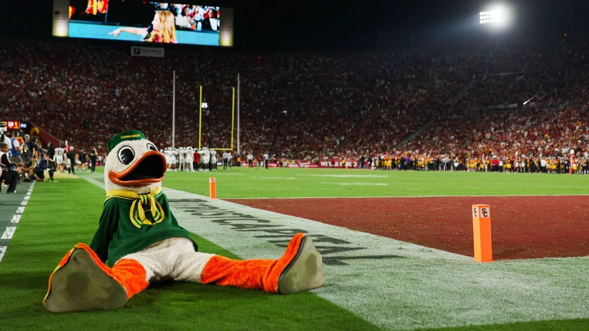 Oregon mascot performs Trojan horse trick before USC game