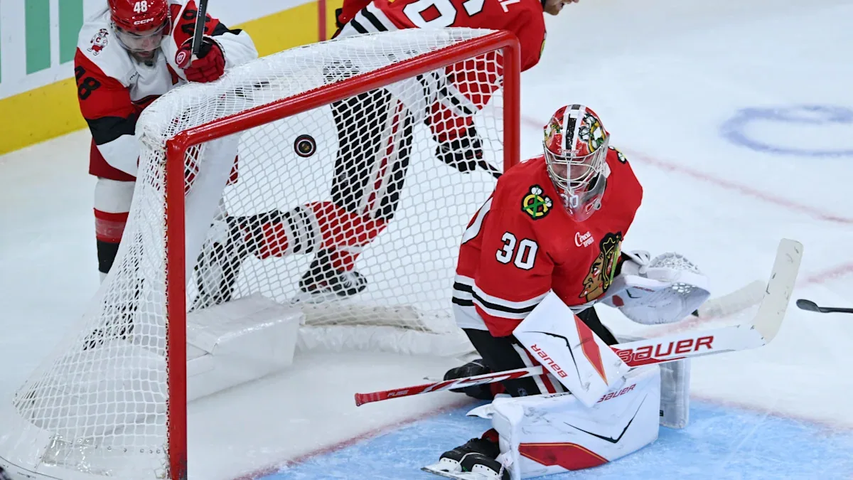Hurricanes edge Blackhawks in Saturday clash