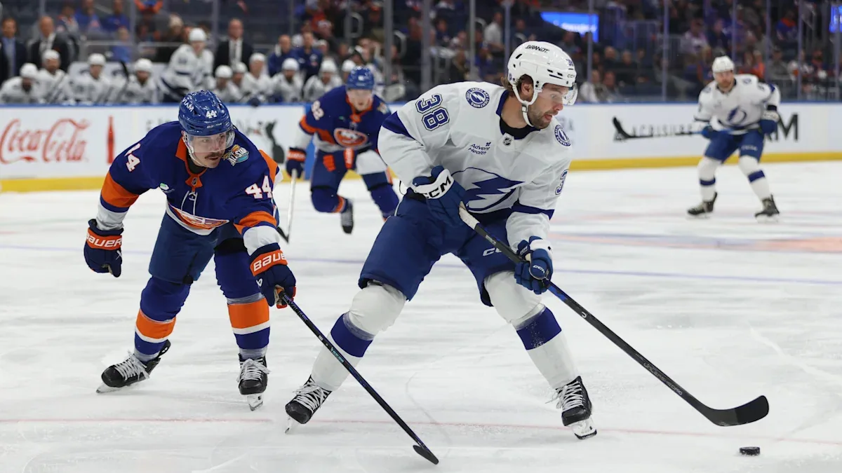 Lightning Extend Win Streak With Late Goals
