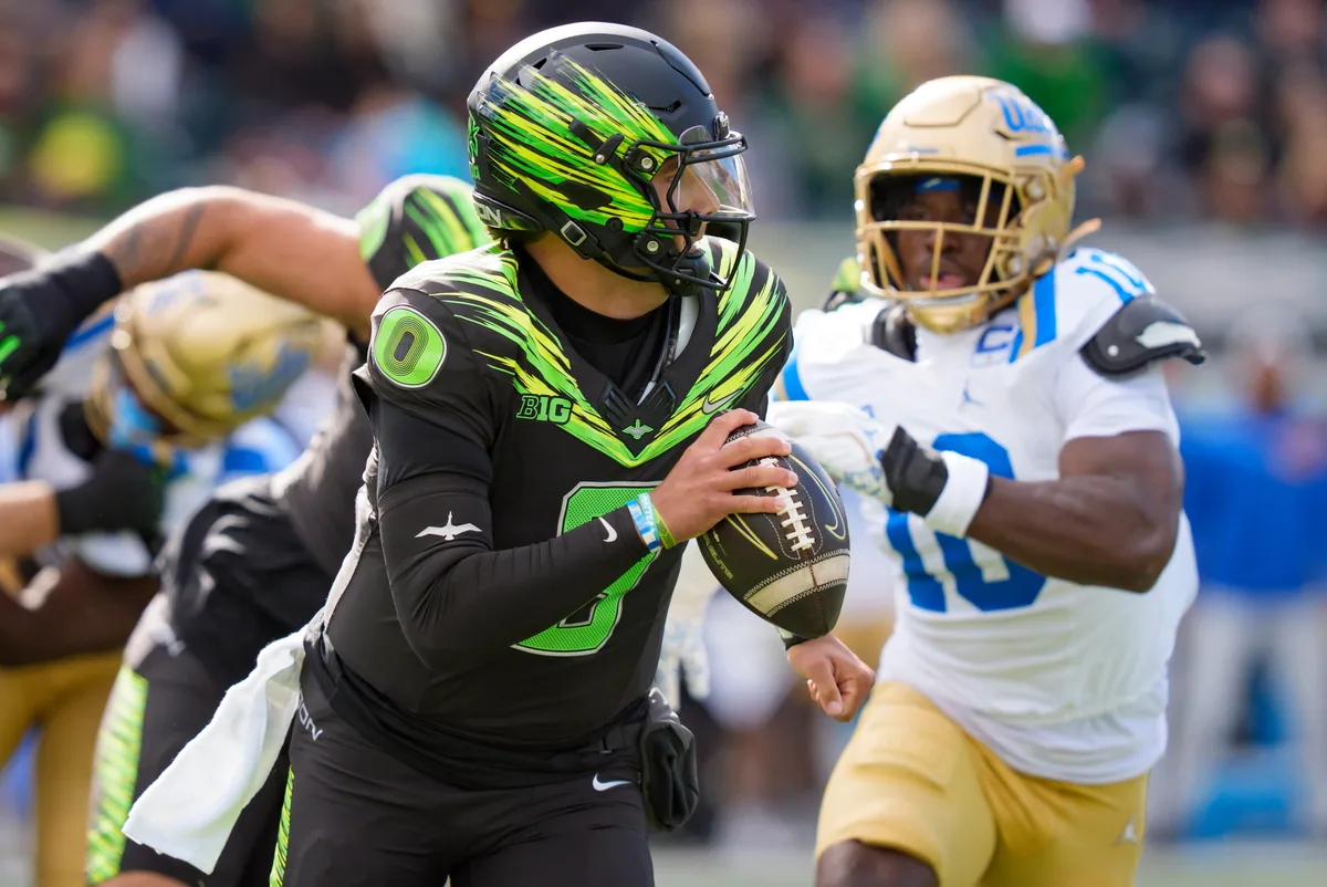 Oregon's offense falters in 17-15 loss to UCLA