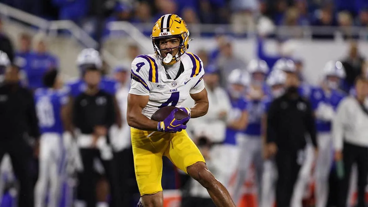 LSU WR throws TD pass in trick play