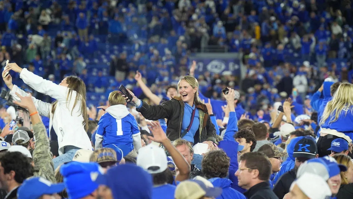 Kentucky beats LSU, Kroger Field turns blue