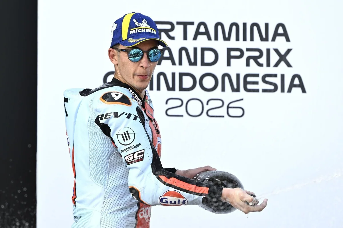 Fernandez finishes second with broken fingers