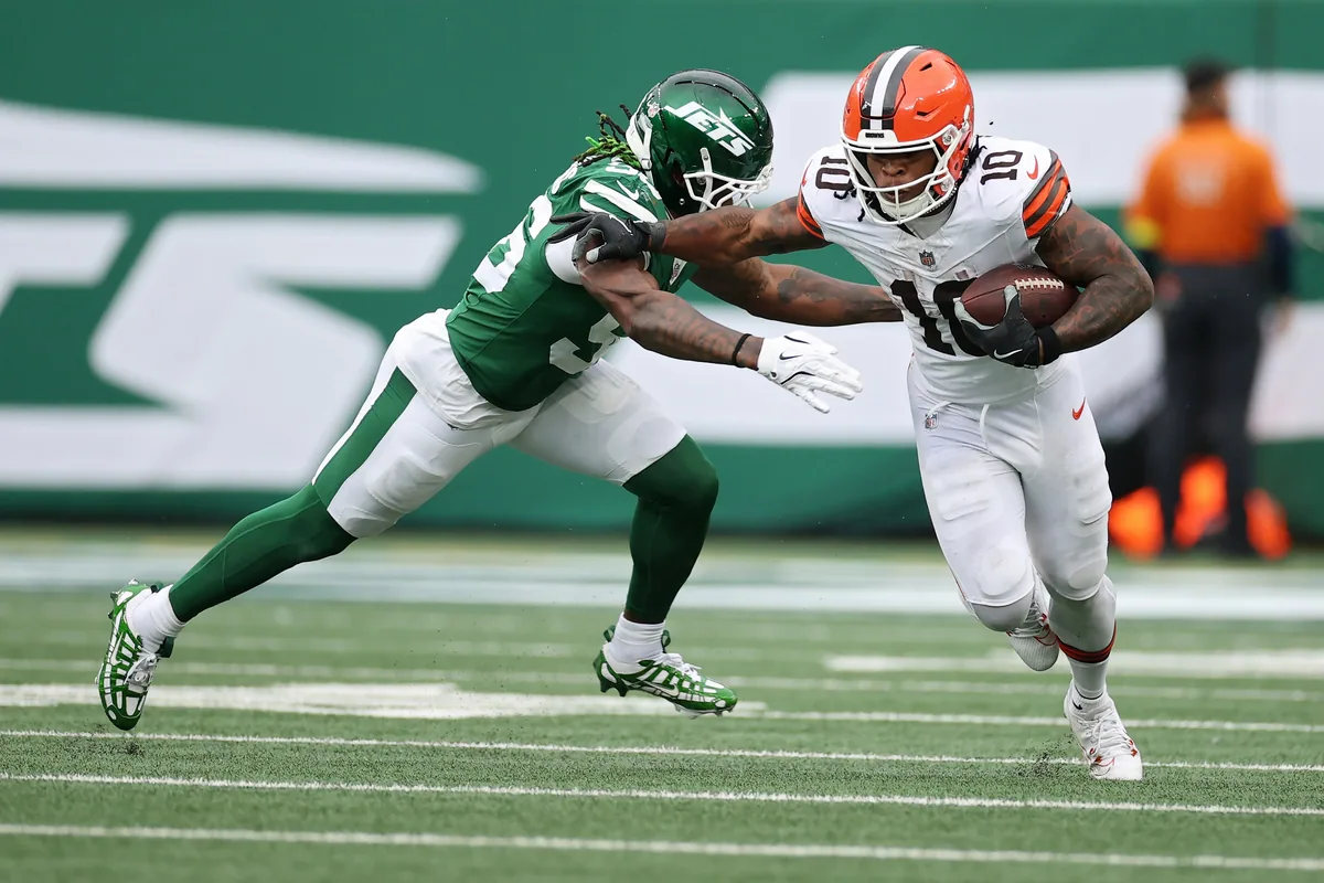 Browns' quarterback faces injury uncertainty