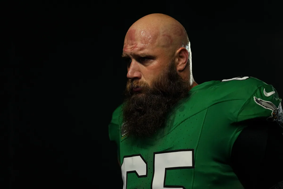 Johnson to stay on Eagles roster past retirement