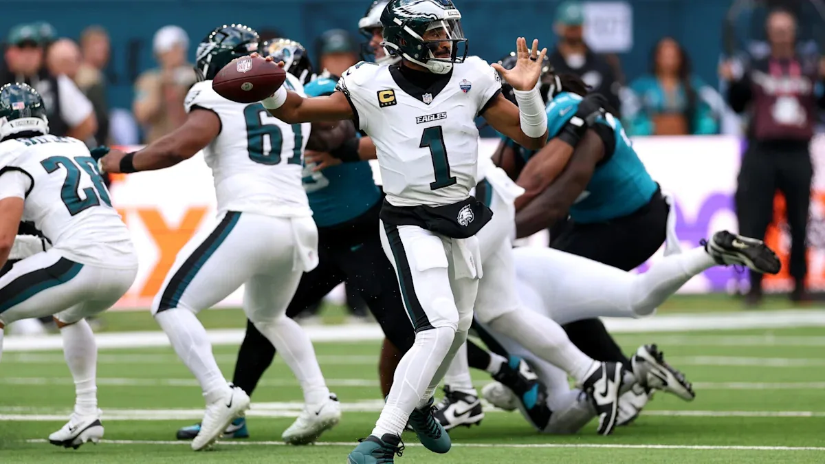 Eagles Lead Jaguars After Cooper Touchdown