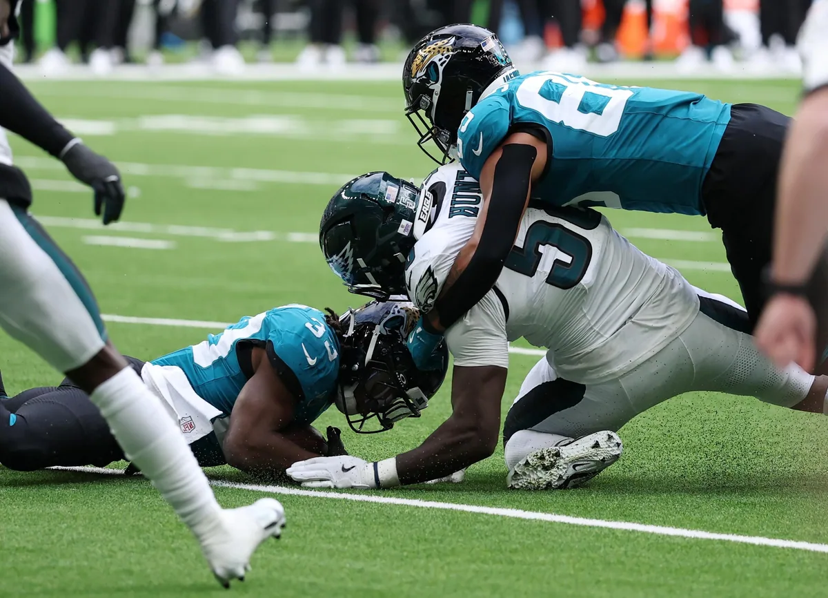 Eagles' Jalyx Hunt exits game with injury