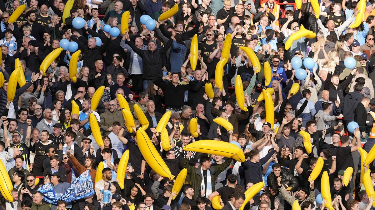 Man City leads Premier League, Kop chants mark past glory