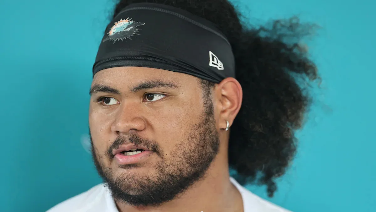 Dolphins' Savaiinaea Out After Ankle Injury
