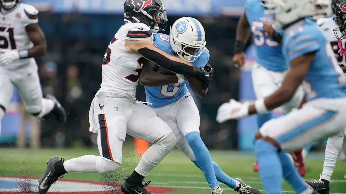 Texans LB intercepts Titans QB to set up FG