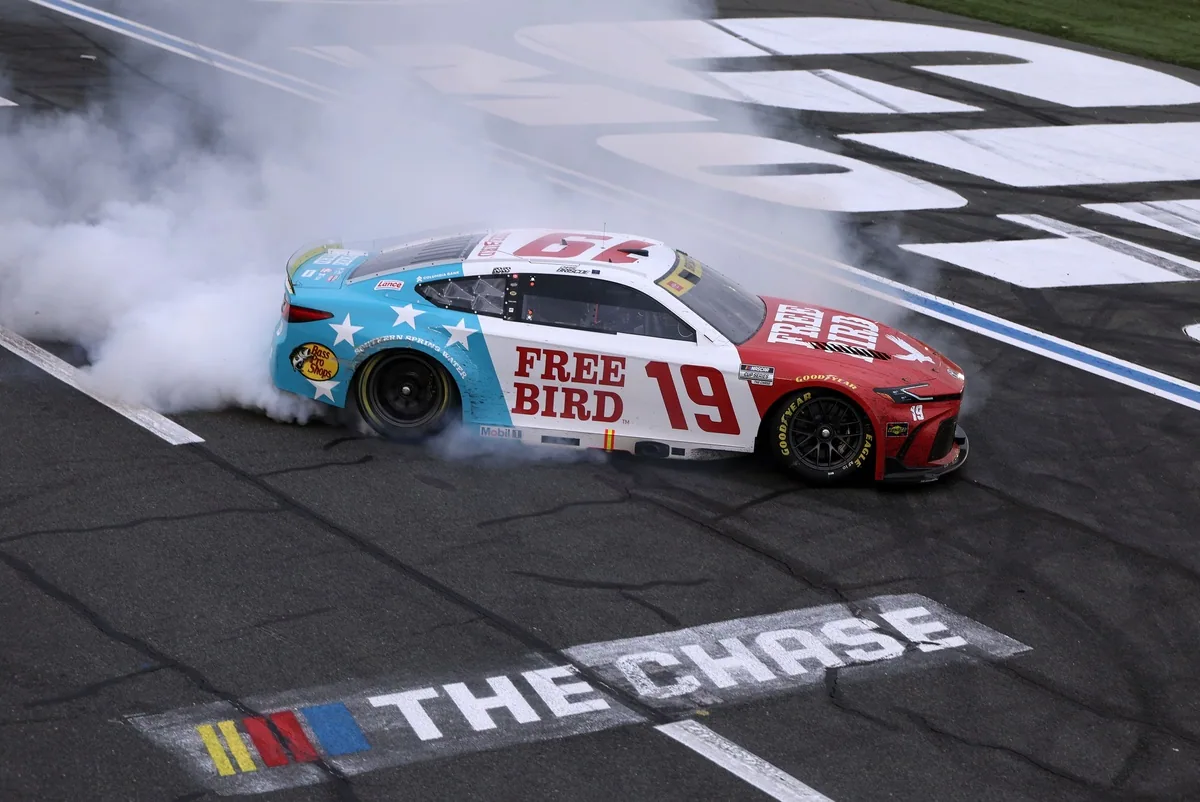 Briscoe edges Bell in Charlotte Cup finish