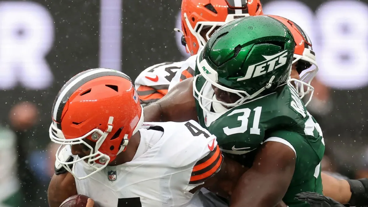 Jets edge Browns with Bailey's sack surge