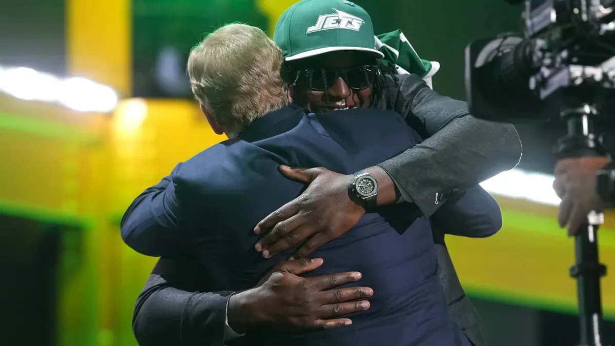 Jets rookie sacks Browns QB in historic game