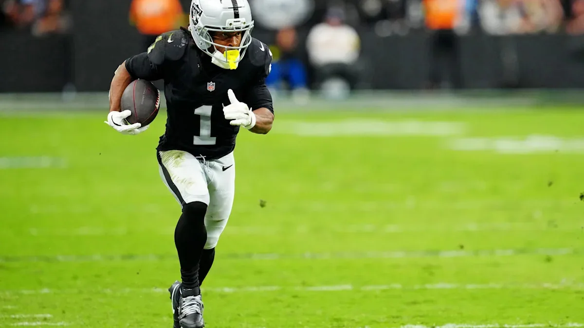 Raiders' Tucker Catches Four Balls in Week 5