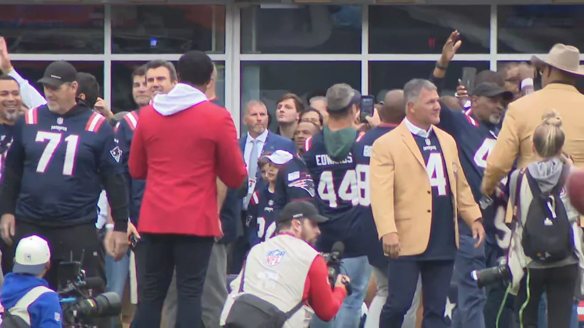 Patriots honor 2001 Super Bowl team at Gillette Stadium