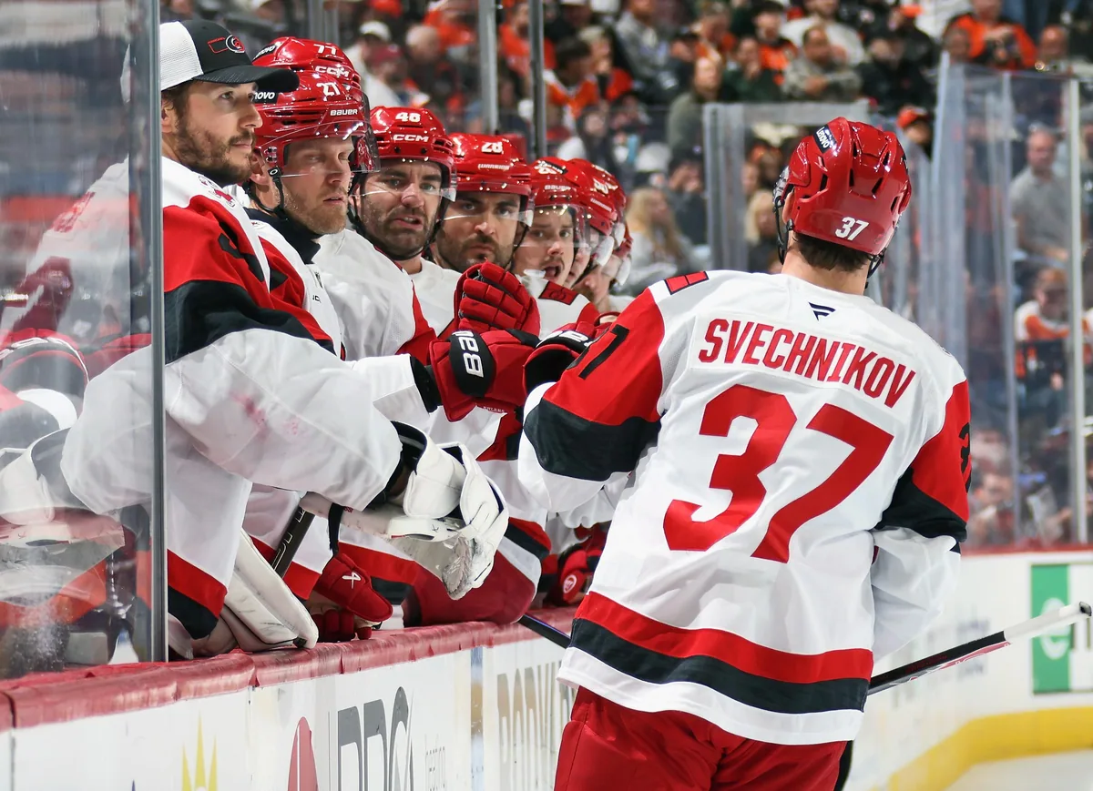 Hurricanes Extend Winning Streak, Take NHL Lead