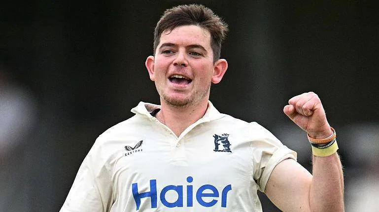 Bamber extends stay at Warwickshire