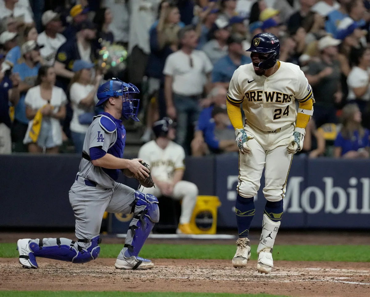 Brewers take 2-0 NLCS lead with 7-4 win
