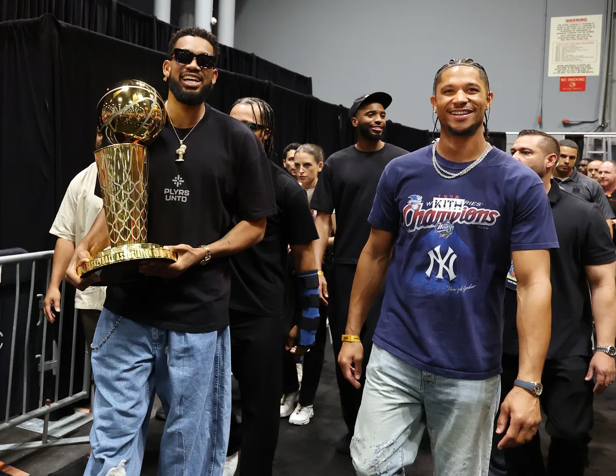 Knicks delay extension talks for Towns and Hart